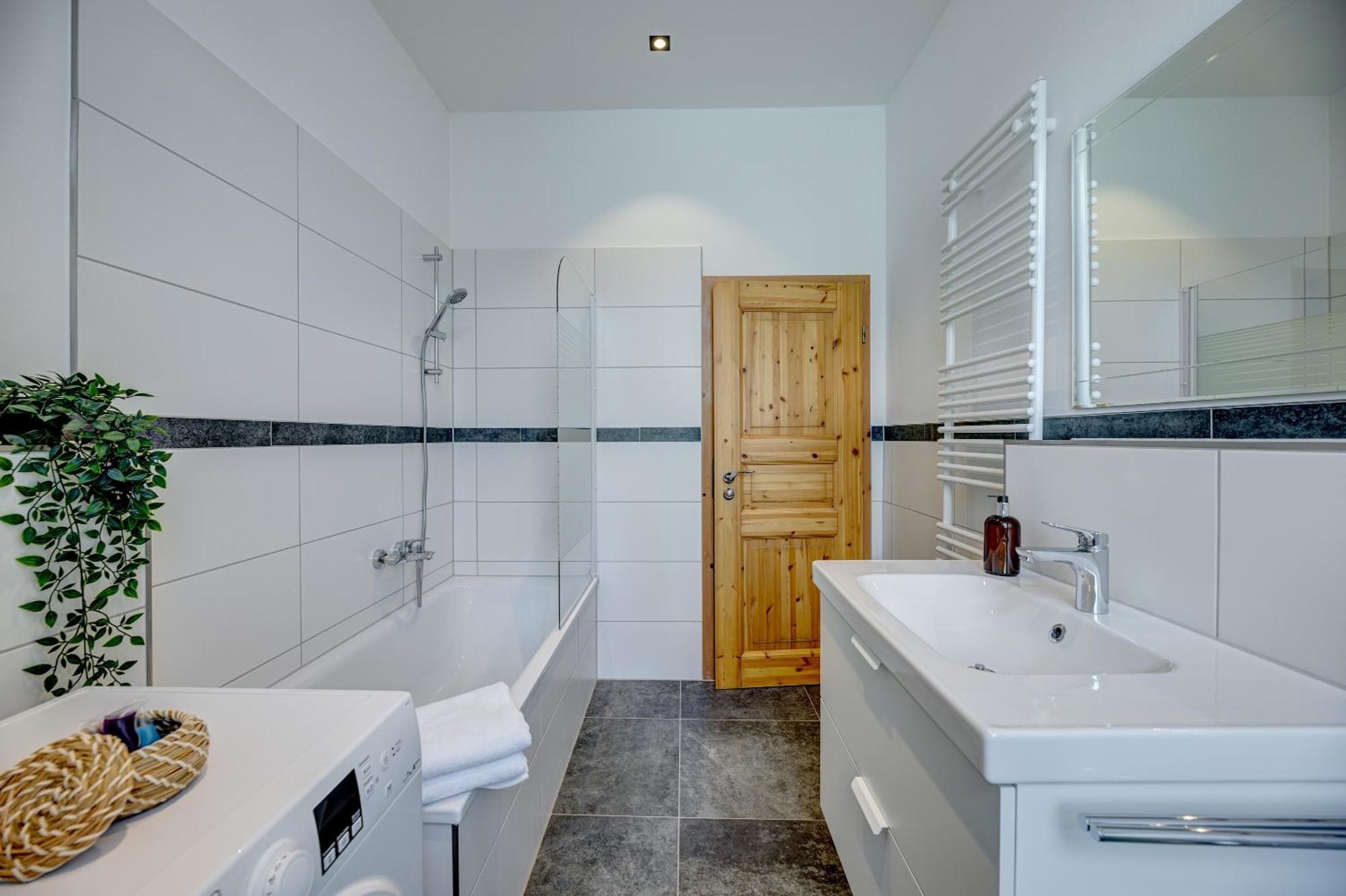 Kaza Guesthouse, Centrally Located 2 & 3 Bedroom Apartments In اوغسبورغ المظهر الخارجي الصورة